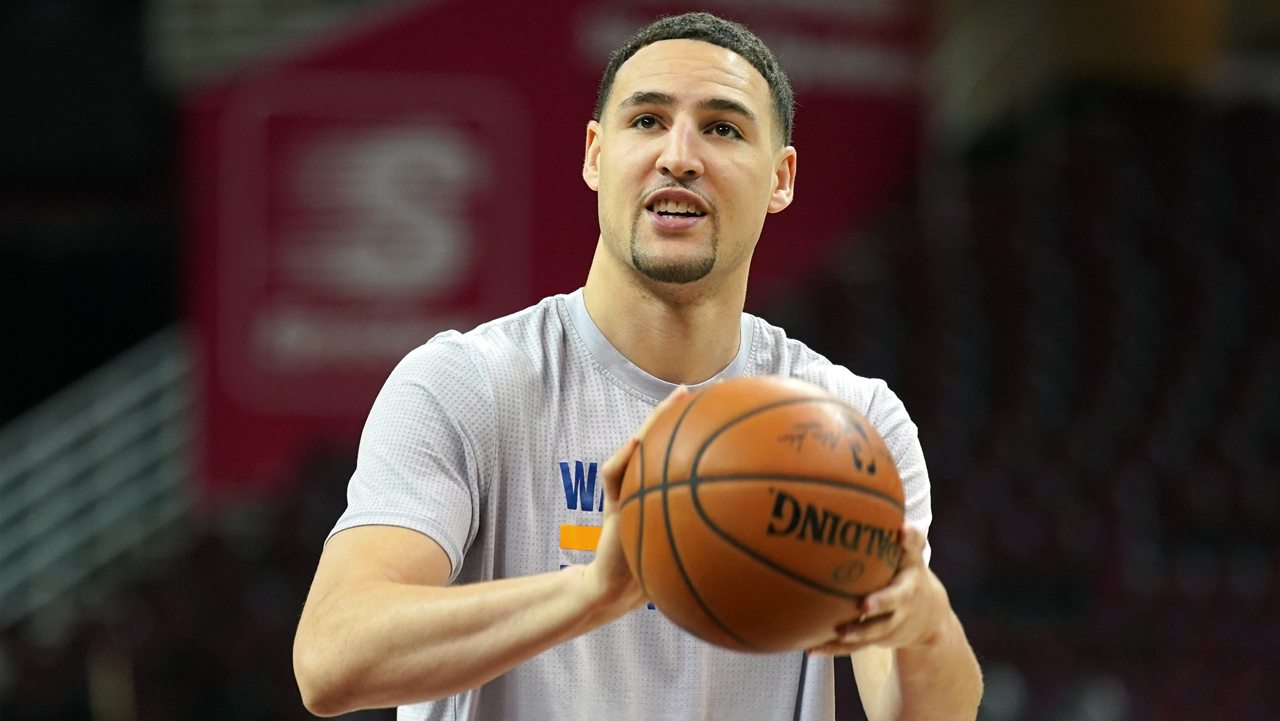 CLEVELAND, OH - JUNE 08: Klay Thompson #11 of the Golden State Warriors shoots the ball during practice and media availability as part of the 2017 NBA Finals on June 08, 2017 at Quicken Loans Arena in Cleveland, Ohio. NOTE TO USER: User expressly acknowledges and agrees that, by downloading and or using this photograph, User is consenting to the terms and conditions of the Getty Images License Agreement. Mandatory Copyright Notice: Copyright 2017 NBAE (Photo by Darren Carroll/NBAE via Getty Images)