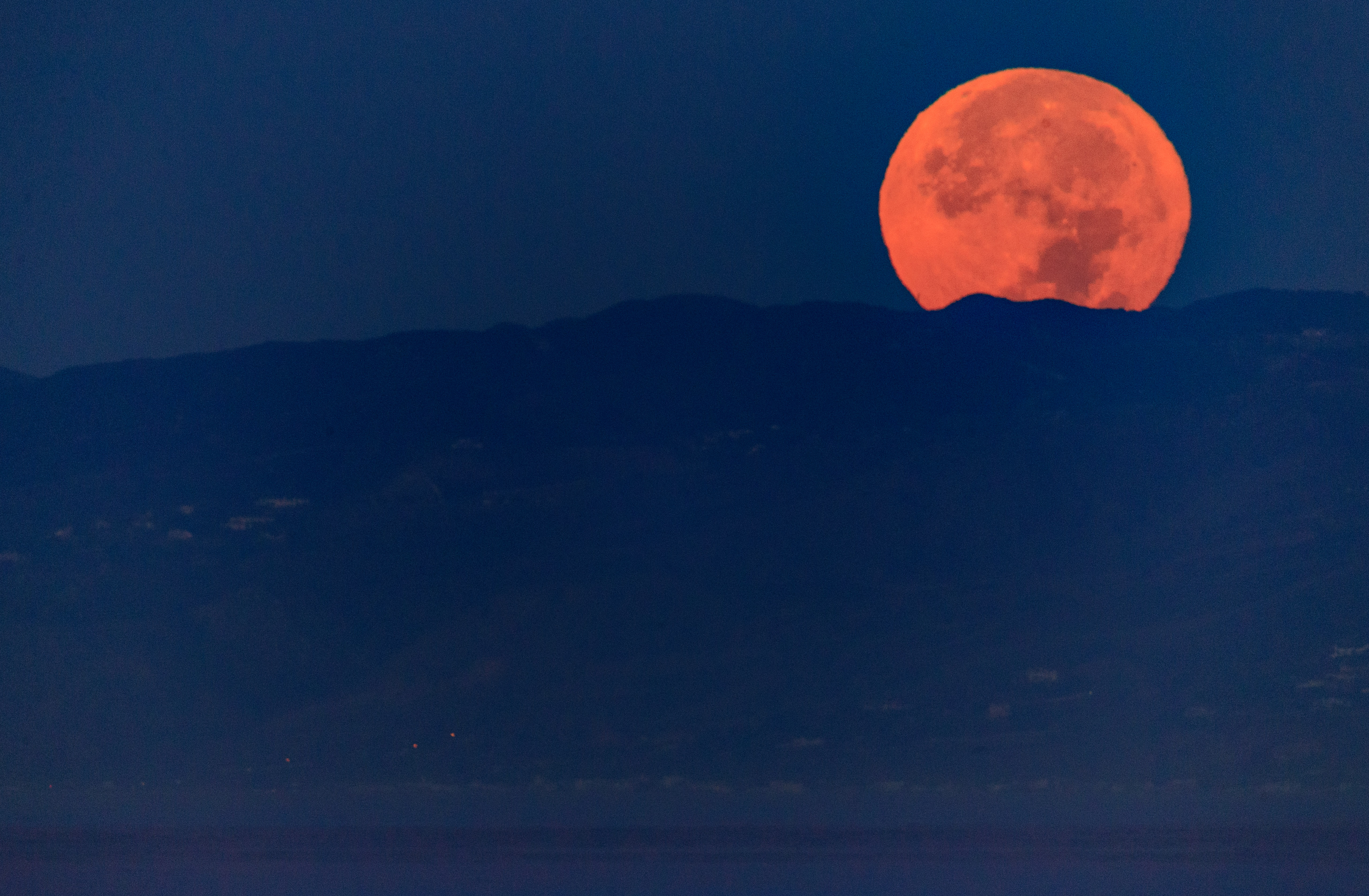 Находящаяся низко над горизонтом луна кажется сильно. Луна на горизонте. Огромная Луна на горизонте. Луна за горизонтом. Красная Луна на горизонте.